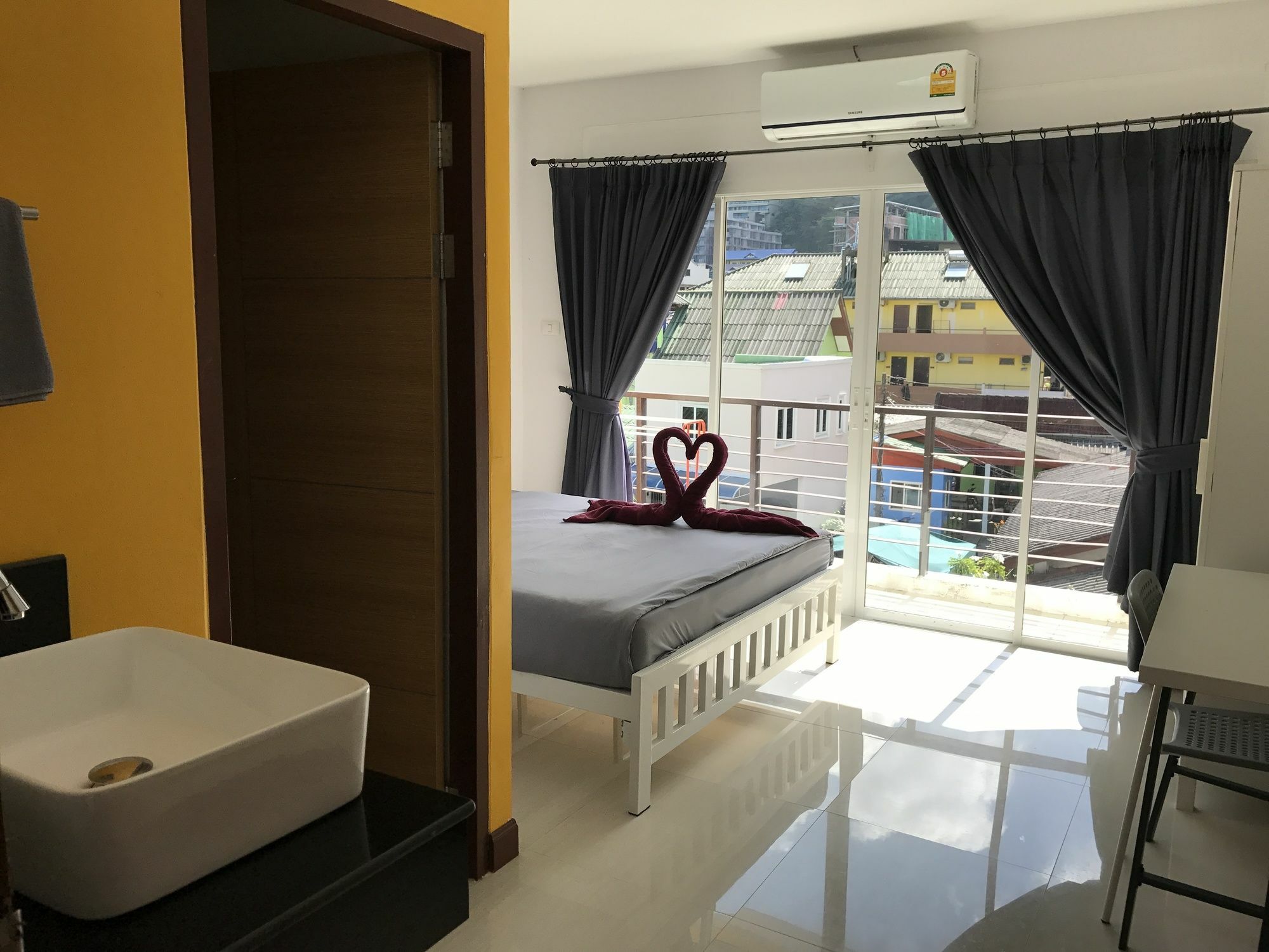 Bedbox Hostel Patong Exterior foto